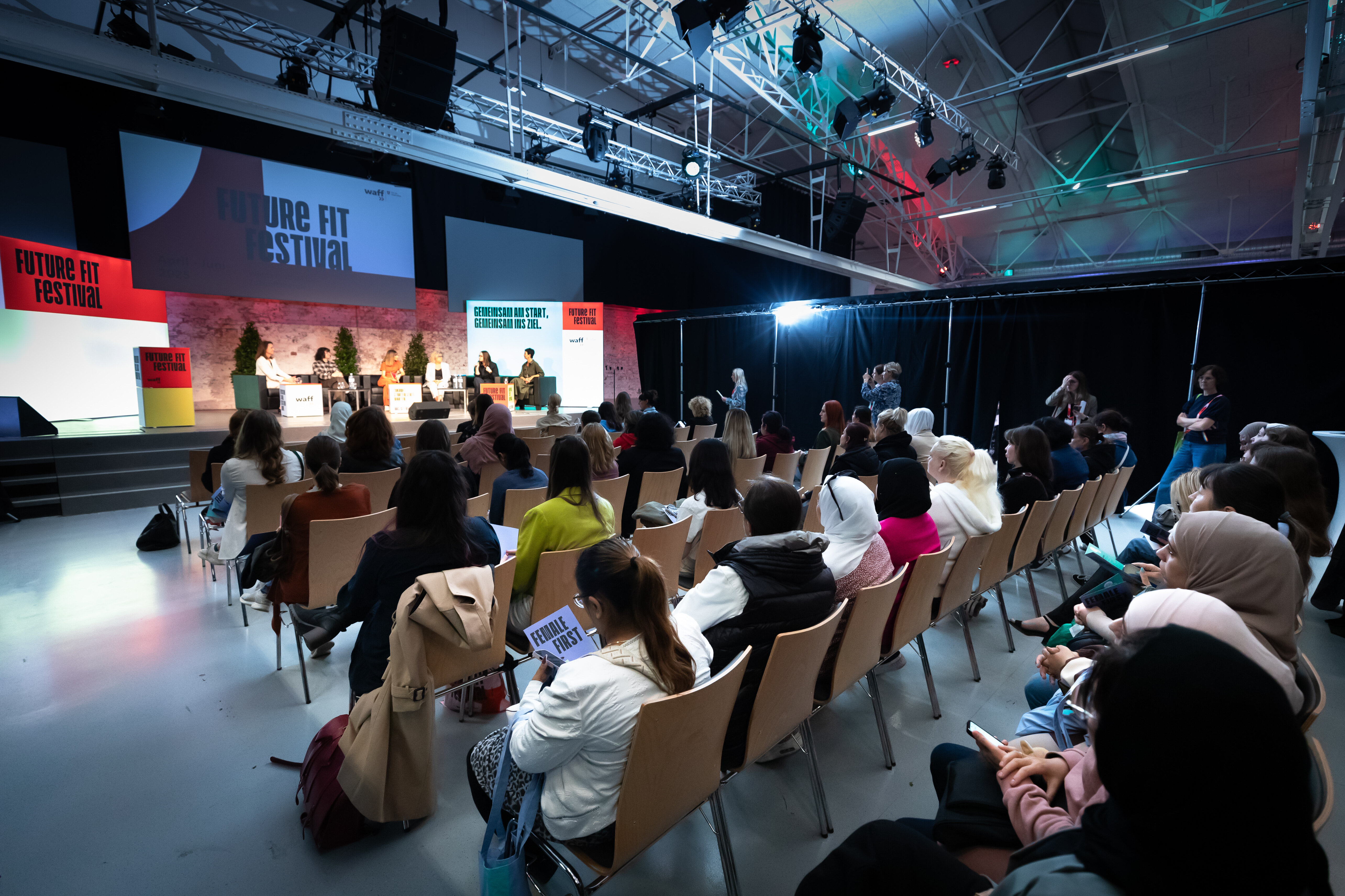 Female First: Frauen - Beruf - Chancen