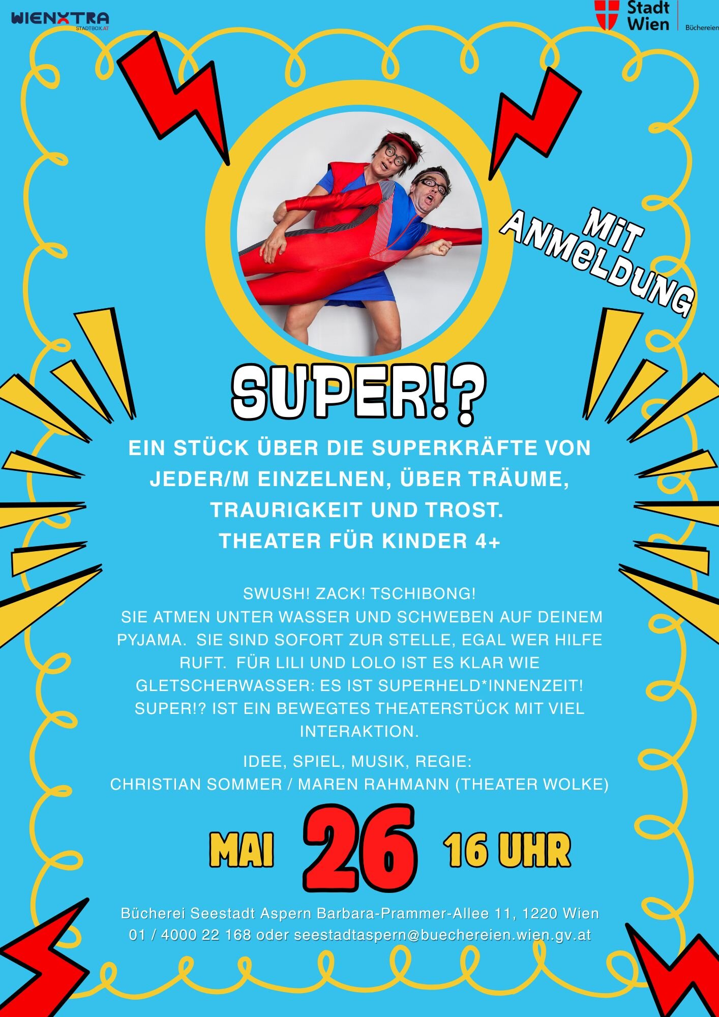 Plakat zum Theaterstück Super!?, hellblauer Hintergrund mit gelben Formen wie Blitze, Kreise und Kringel mit weißem Text zum Termin, sowie ein Bild mit zwei Personen, die als Superhelden verkleidet sind, einer hebt den anderen hoch, dieser tut so, als würde er fliegen