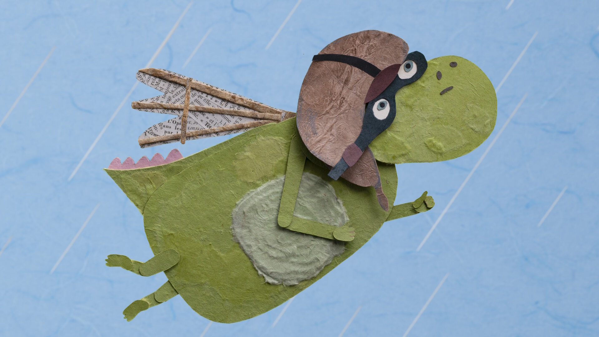 Bild eines aus Papier und Holz gebastelten Drachen mit Helm
