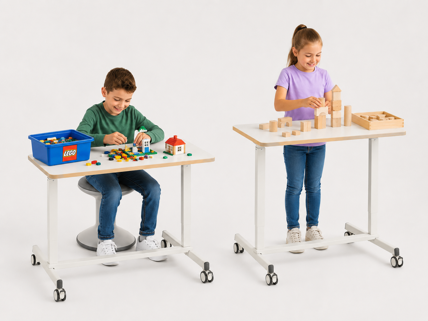 Zwei Kinder stehen an weißen Tischen und spielen mit LEGO-Bausteinen