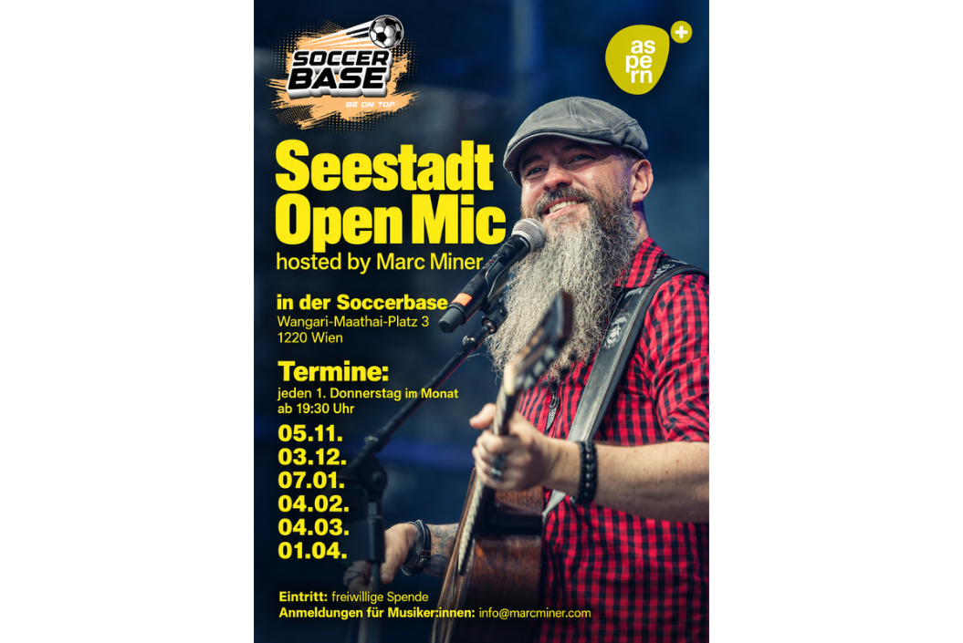 Musiker Marc Miner ist im Hintergrund zu sehen, er hält eine Gitarre und singt in ein Mikrofon, auf der linken Seite sind alle Informationen zu der Veranstaltungsreihe Seestadt Open Mic 
