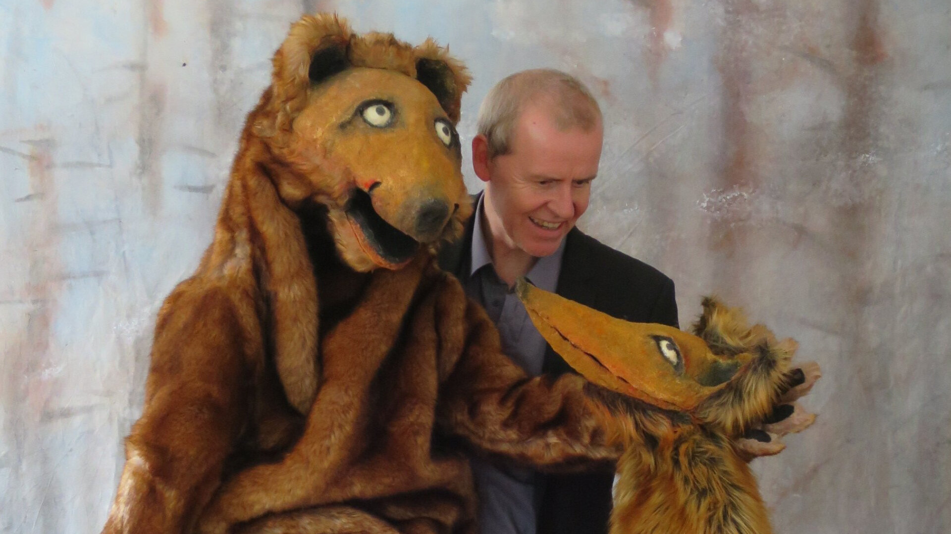 Mann mit Handpuppen