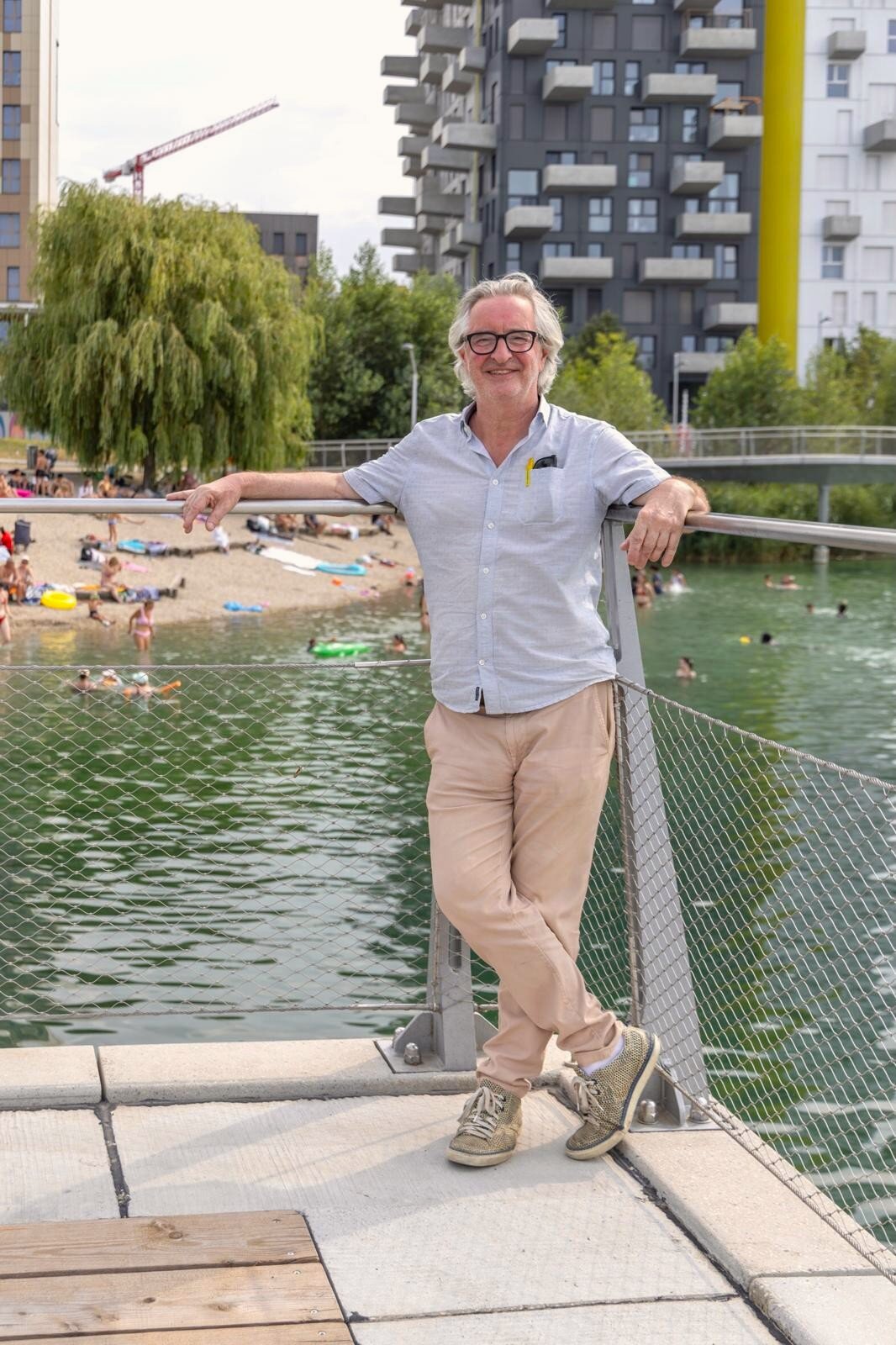 Robert Sommer vor der Skyline der Seestadt