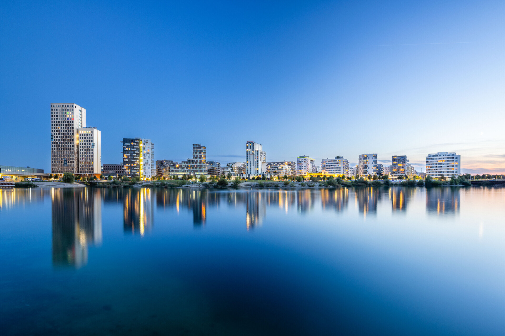 Skyline der Seestadt mit Blick von der Nordseite bei Sonnenuntergang