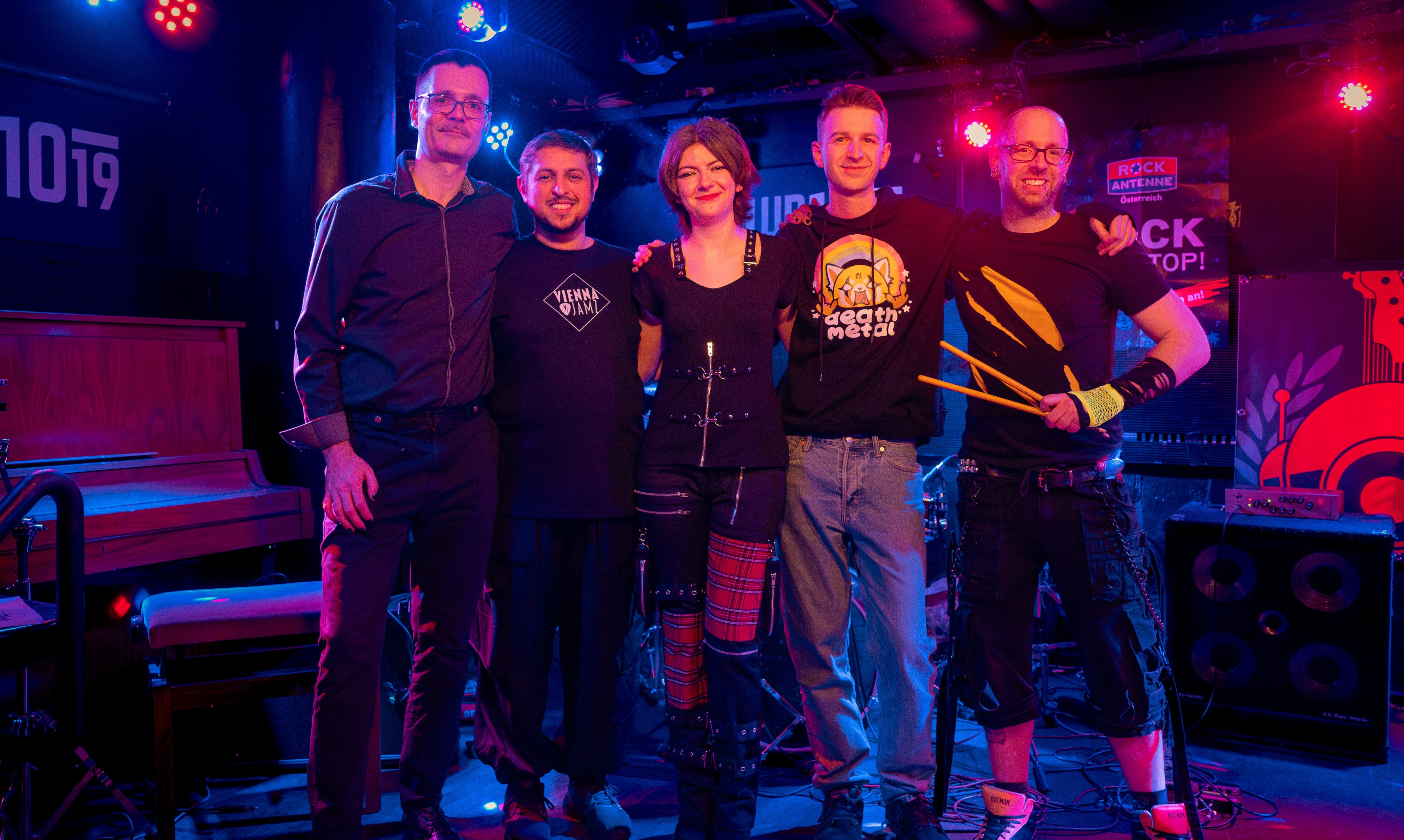 eine Band. 5 Menschen in schwarzen Gewand