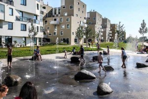 spielende Kinder auf dem Wasserspielplatz im Yella-Hertzka-Park