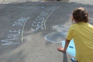 Kind malt auf Straße