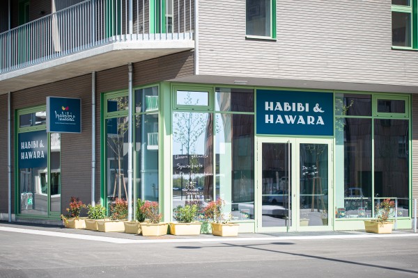Die letzten Vorbereitungen für die Eröffnung des neuen Lokals von Habibi & Hawara in aspern Seestadt laufen gerade. Mit einem großzügigen Gastgarten wird es in Kürze eine weitere Sommer-Location im Seeparkquartier sein.