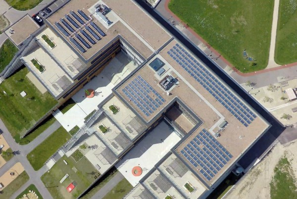 Vogelperspektive auf Bildungscampus aspern Seestadt mit Solarpaneelen am Dach