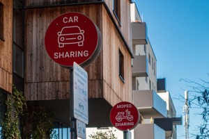 Parkschilder an Straßenecke zum Thema Carsharing
