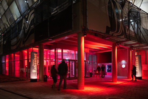 rot
                                    beleuchtetes Entree eines Veranstaltungsortes