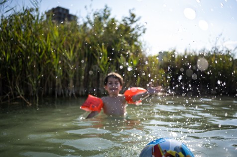 ein Kind mit Schwimmflügerl im Wasser