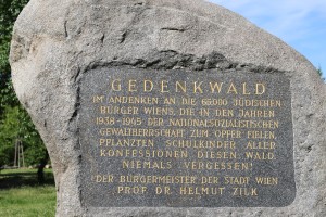 Gedenkstein zur Erinnerung an über 65.000 österreichischen Jüdinnen und Juden, die dem Nationalsozialismus zum Opfer fielen