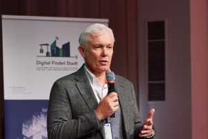 Robert Grüneis bei der Eröffnungsrede des Innovationskongress 2023