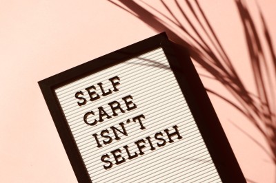 Foto mit Nachricht: Selfcare isn't selfish