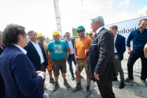 Mehrere Männer auf der Baustelle der Erweiterung des Technologiezentrums Seestadt. 