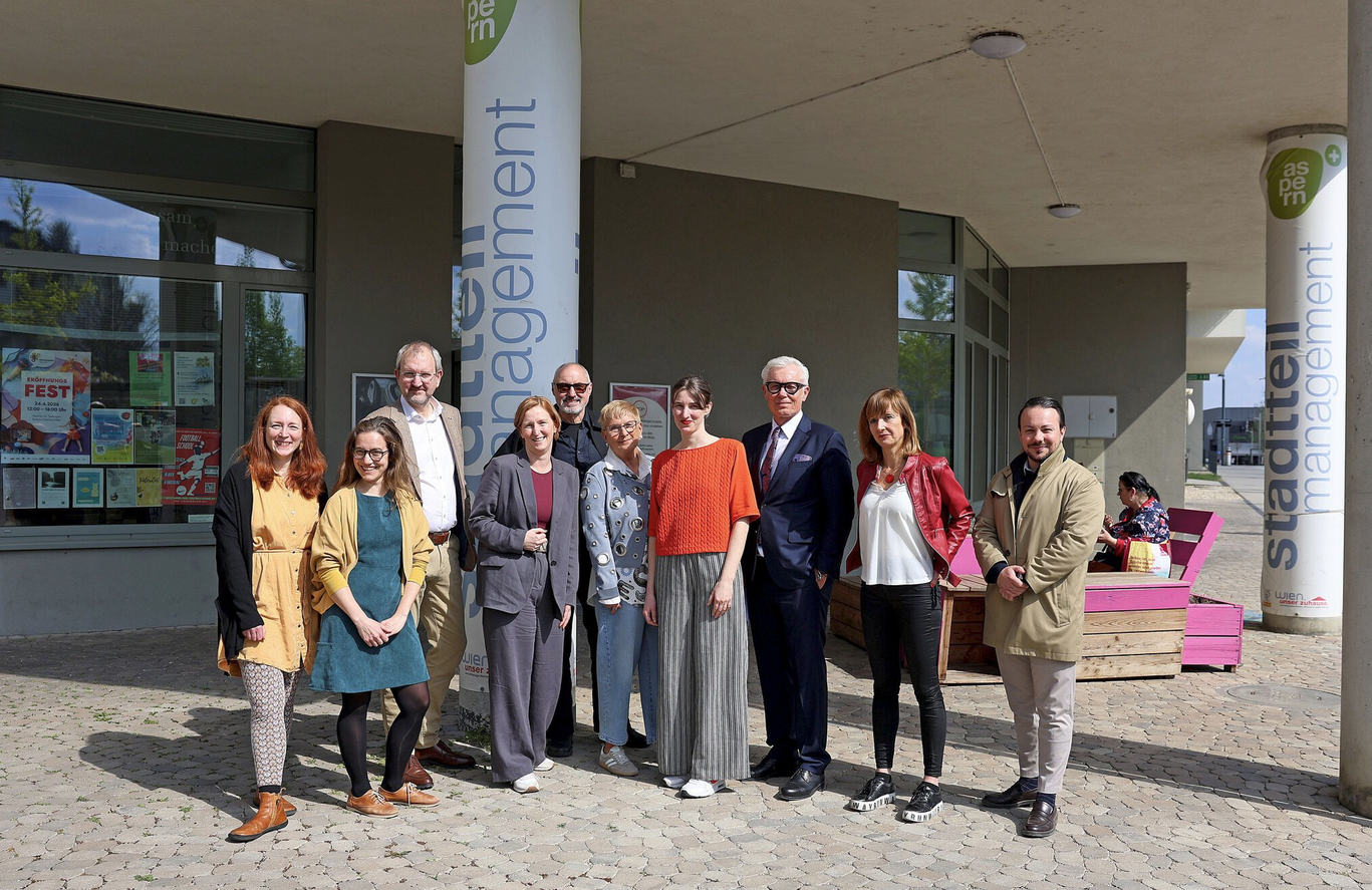 Porträtfoto von Stadträtin Elke Hanel-Torsch; Bezirksrätin Gabriele Plank; Otto Eckl, Abteilungsleiter Technische Stadterneuerung; Wien 3420-Vorstand Robert Grüneis und STM-Leitung Ina Hahn mit einem Teil des neuen Teams.