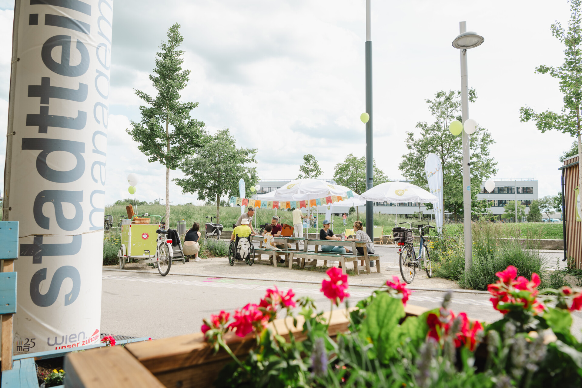 Blumenbeet vor dem Stadtteilmanagement