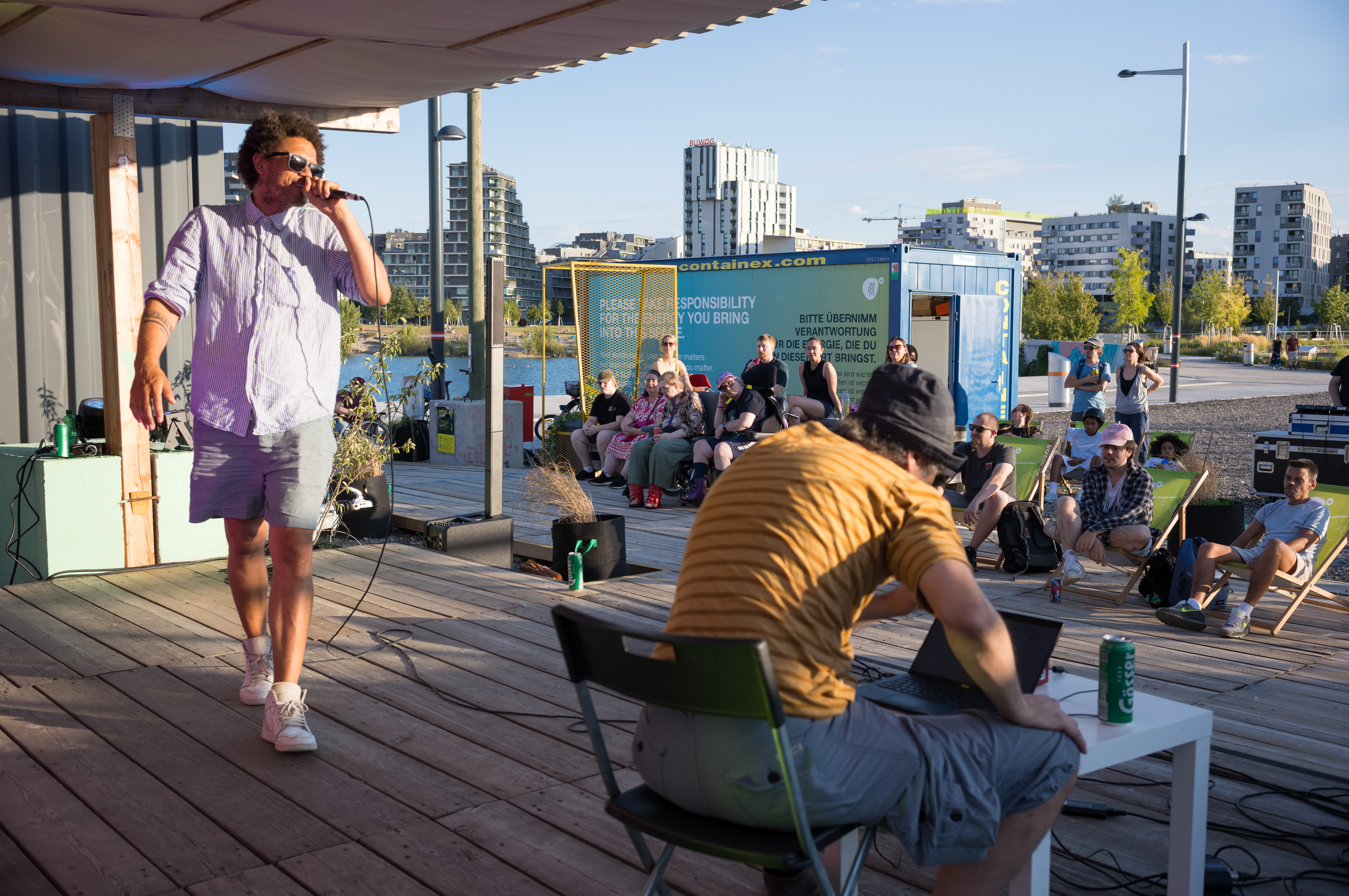 Programm am DOCK Seestadt: Damion Lee singt für ein entspanntes, buntes Publikum.